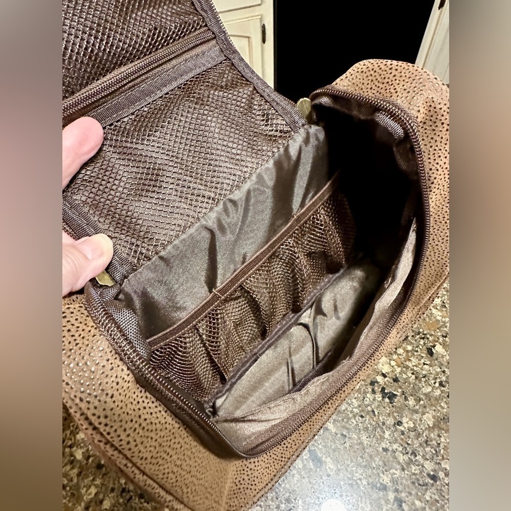 MATCHING 4 PIECE SET OF TRAVEL BAGS, NWOT. FAUX BROWN LEATHER. - Picture 15 of 15
